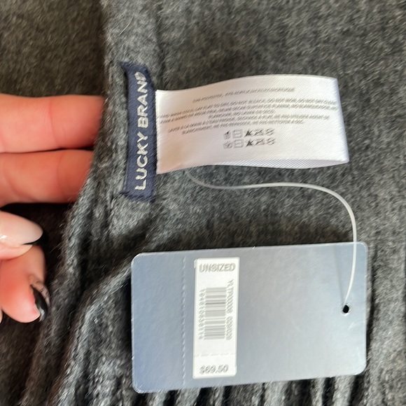 Lucky brand grey scarf NWT - Picture 2 of 3
